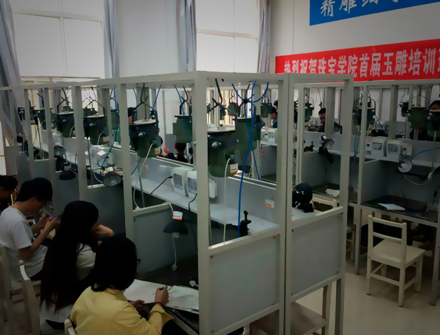 玉石雕刻中电脑玉雕机有何优势，整个玉石加工